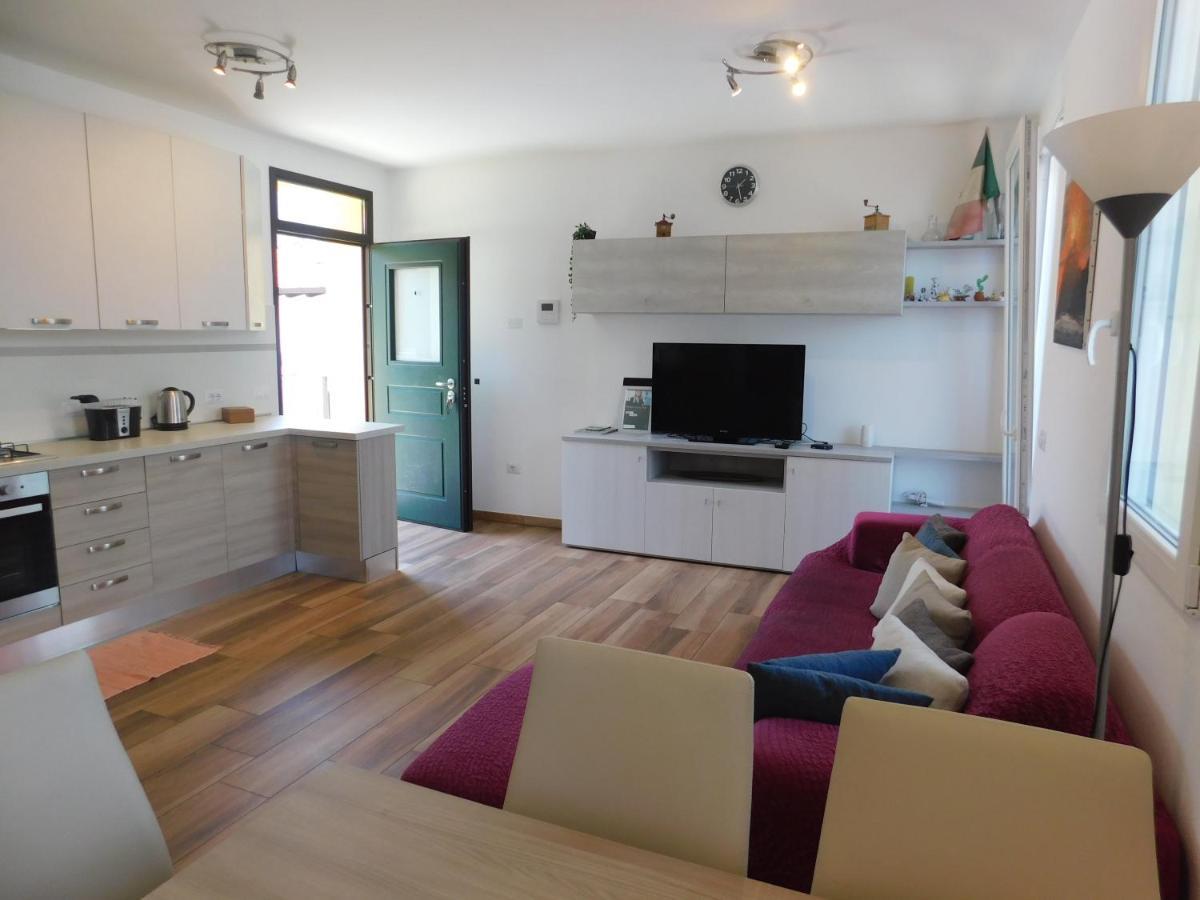 Villa Haus Am See à Porto Valtravaglia Extérieur photo